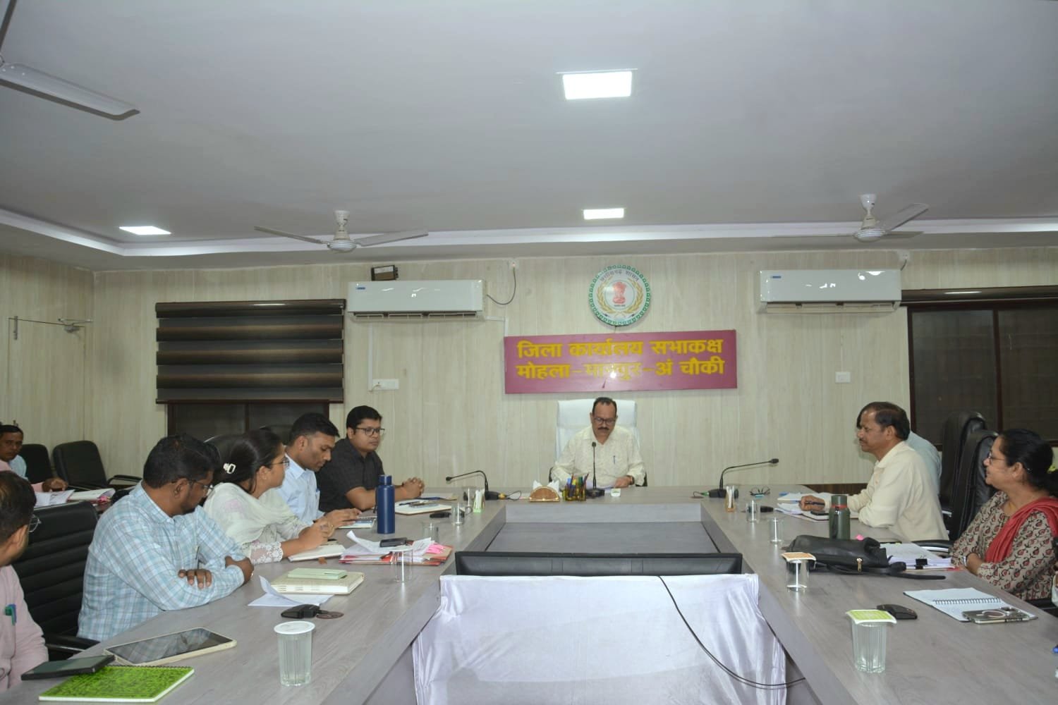 मोहला : बस्तर मुन्ने अभियान के सर्वे कार्य को पूर्ण कर पात्र हितग्राहियों को करें लाभान्वित - अपर कलेक्टर