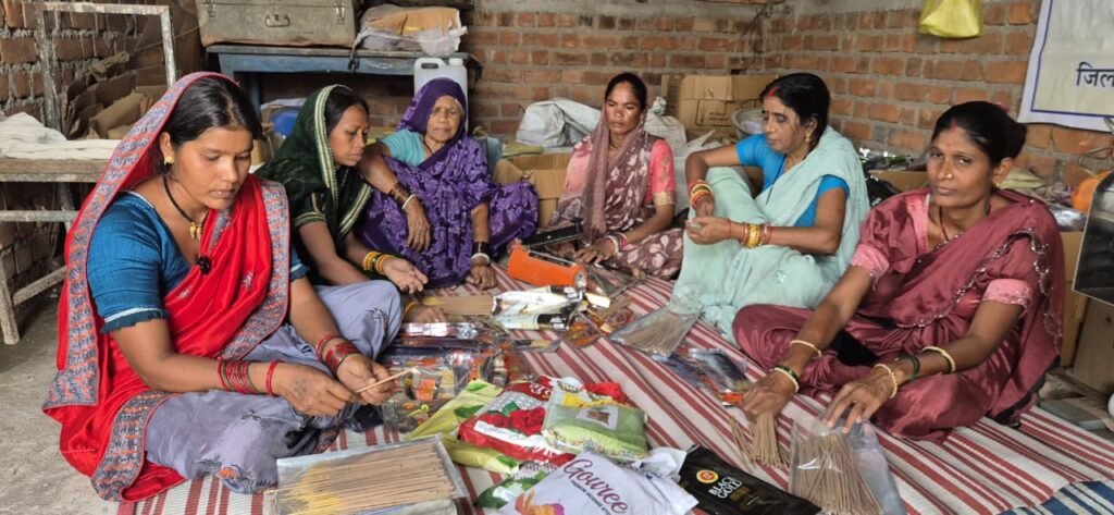 मोहला : मेहनत और हुनर से थैलीटोला की महिलाएं गढ़ रहीं आत्मनिर्भरता की कहानी - अगरबत्ती-धूप निर्माण से सालाना लगभग 3 लाख रुपए तक की आय अर्जित कर रहीं महिलाएं
