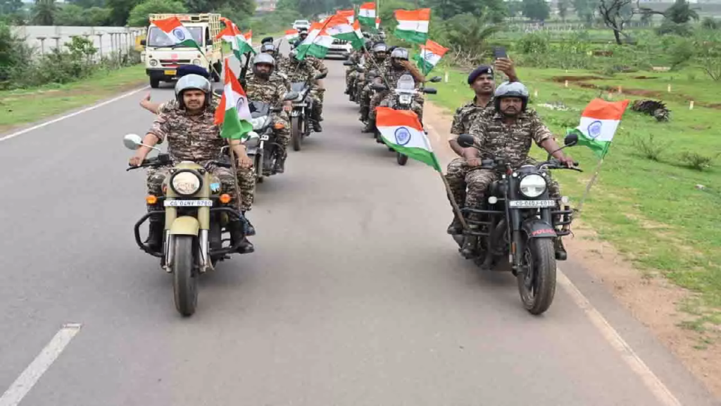 CG : छत्तीसगढ़: CRPF 211 वाहिनी की भव्य तिरंगा यात्रा ने जगाई देशभक्ति की भावना …