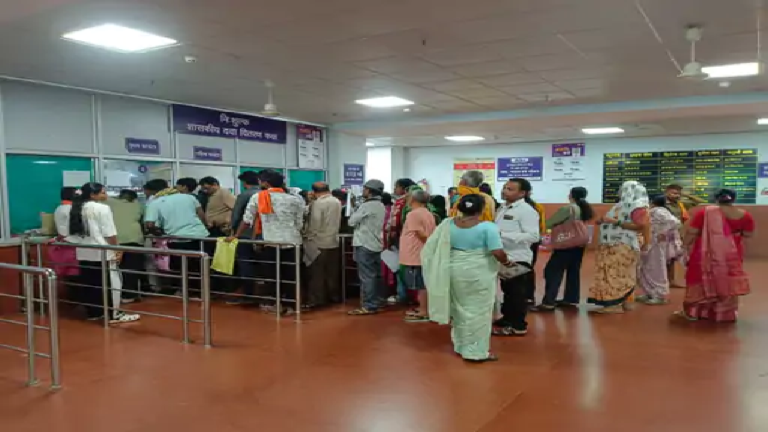 राजनांदगांव : अस्पतालों के दवा काउंटर में लग रही मरीजों की लंबी कतार, घंटों इंतजार …
