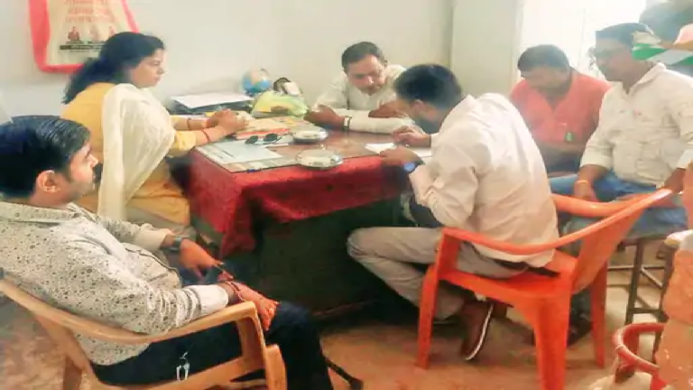 राजनांदगांव : शिक्षा विभाग सक्रिय, सप्ताहभर में शिक्षक की व्यवस्था का आश्वासन …
