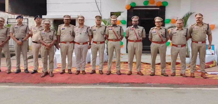 CG : पश्चिम क्षेत्र पुलिस कार्यालय में तिरंगे को सलामी देकर मनाया स्वतंत्रता दिवस …
