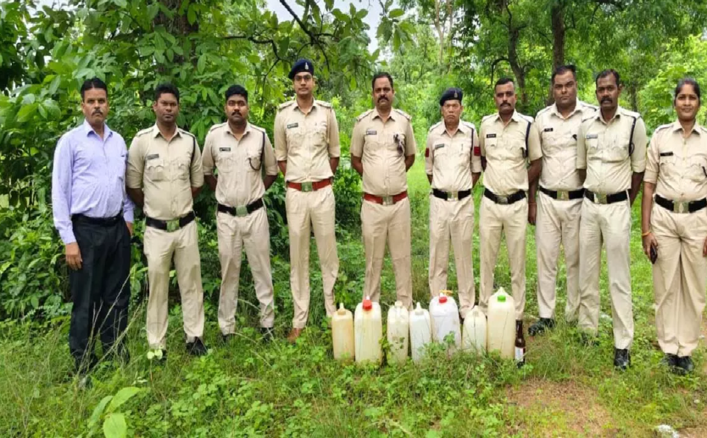 CG : जंगल में छिपाकर रखी कच्ची शराब बरामद, आरोपी की तलाश जारी …
