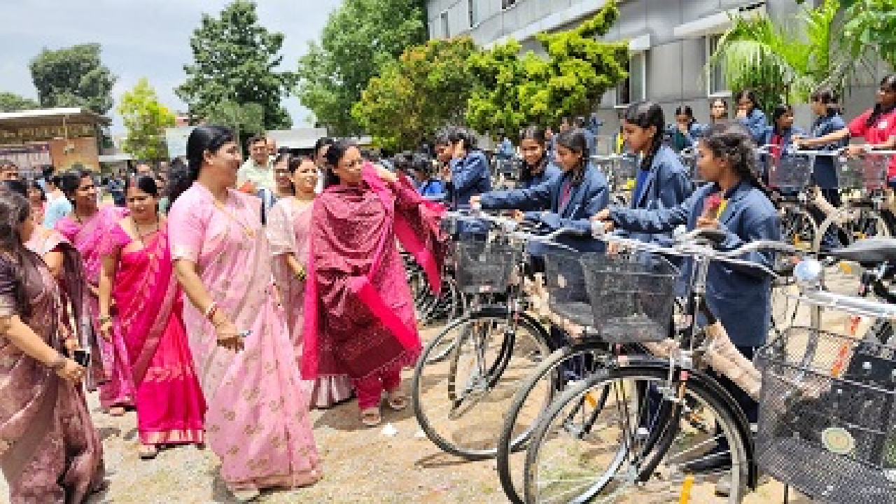 CG : सरस्वती साइकिल योजना के तहत 55 छात्राओं को मिली निःशुल्क साइकिल …