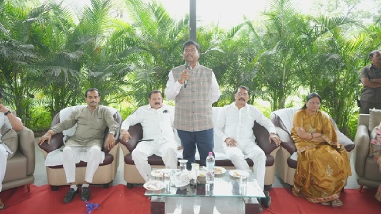 CG : पौधरोपण के साथ वनमंत्री ने दिया प्रकृति संरक्षण और भावी पीढ़ी के लिए धरोहर बचाने का संदेश …