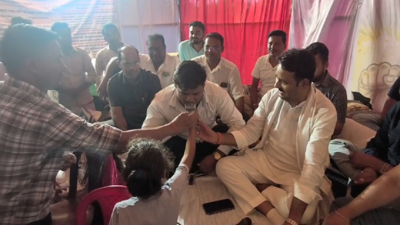 CG : बालपुर में भूखहड़ताल खत्म, तहसीलदार ने दिया सड़क-स्कूल मरम्मत का आश्वासन …