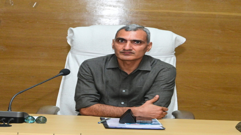 जिले के नवनियुक्त कलेक्टर रणबीर शर्मा ने किया पदभार ग्रहण ...