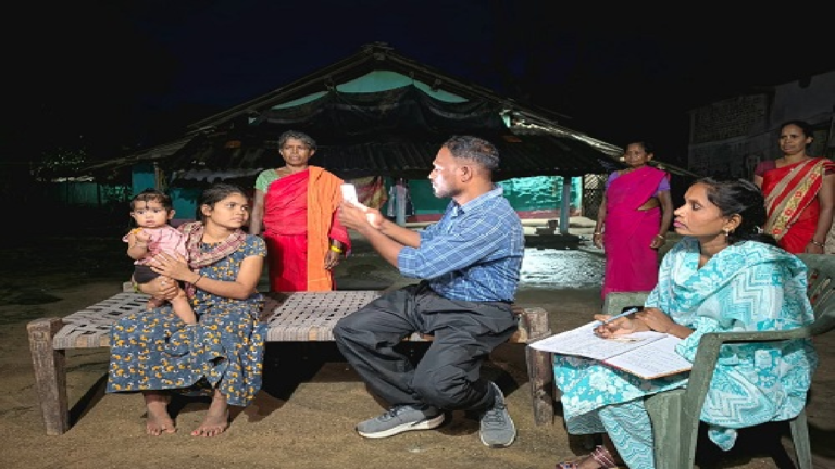 CG : बारिश और अंधेरे को मात देकर स्वास्थ्य कर्मियों ने घर-घर पहुंचाया आयुष्मान का सुरक्षा कवच …