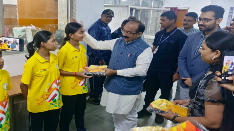 CG : खेलों इंडिया तीरंदाजी सेंटर के खिलाड़ियों को उप मुख्यमंत्री एवं खेल मंत्री अरुण साव ने कीट वितरण कर बधाई दी