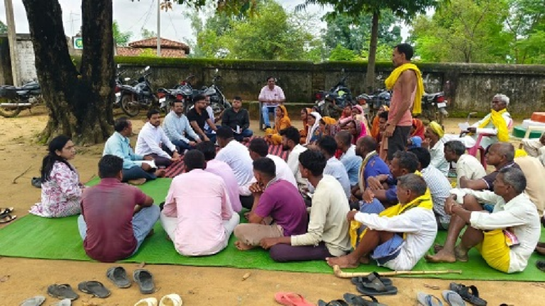 CG : ग्रामीणो के साथ जमीन में बैठकर जिला पंचायत सीईओ ने सुनी मन की बात …