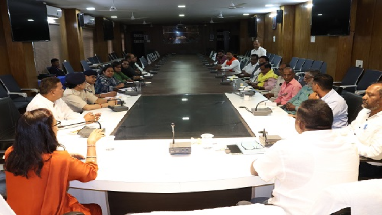 CG : जिला स्तरीय शांति सुरक्षा समिति की बैठक संपन्न…