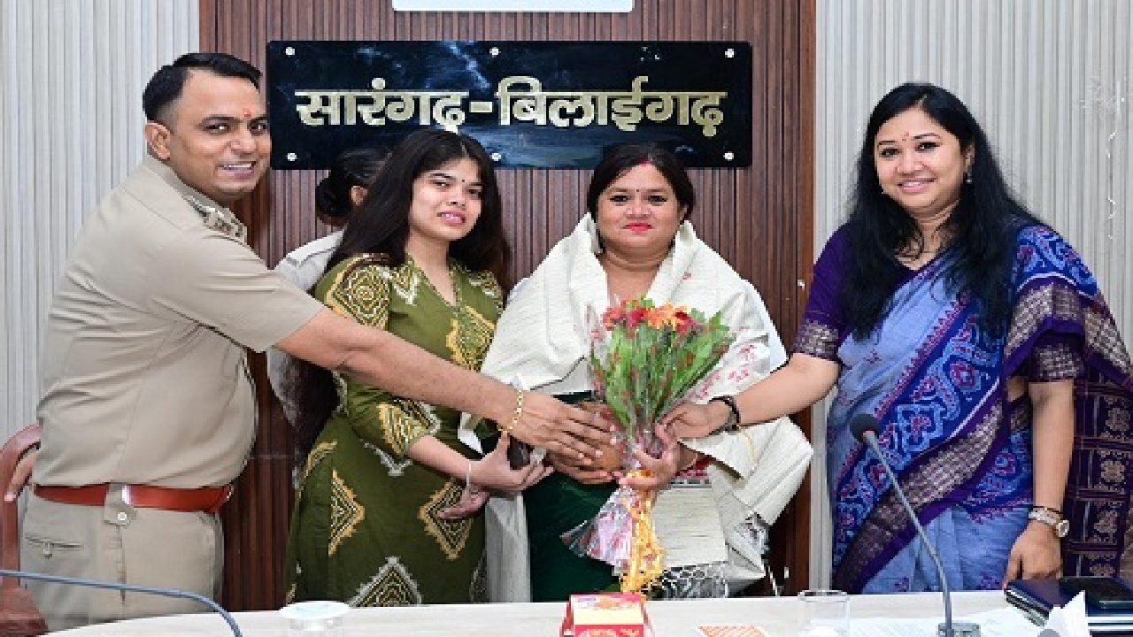 CG : शिक्षिका सुनीता यादव को शाल श्रीफल भेंटकर कलेक्टर एसपी ने किया सम्मानित …