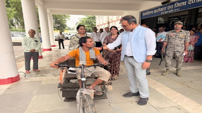 CG : कलेक्टर जनदर्शन में सरोना के दिव्यांग को मिली त्वरित राहत…