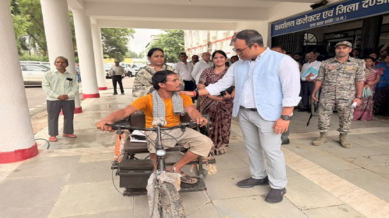 CG : कलेक्टर जनदर्शन में सरोना के दिव्यांग को मिली त्वरित राहत…