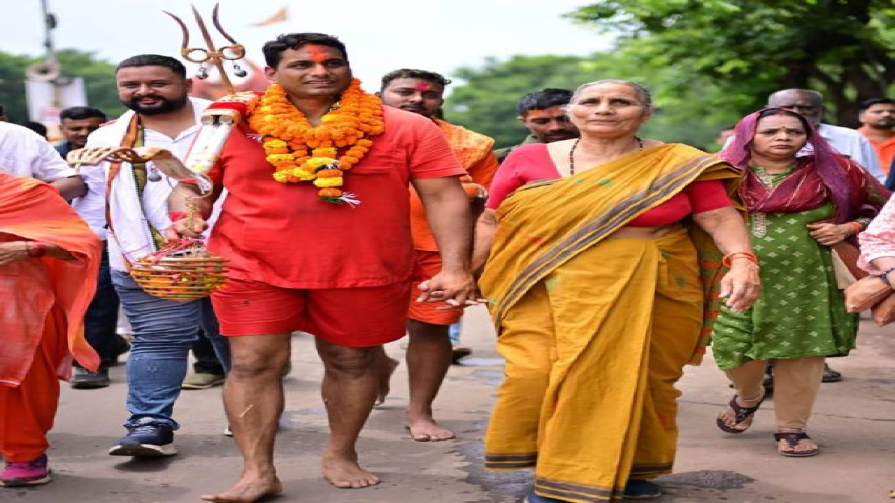 CG : शिवनाथ से देवबलौदा तक शिवमय हुई भिलाई, देवेंद्र यादव के साथ उमड़ा कांवड़ियों का सैलाब…