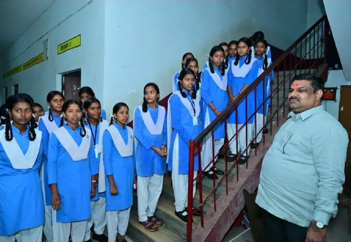 CG : तर्रीघाट हाई स्कूल पहुँचे शिक्षा मंत्री यादव, विद्यार्थियों को पढ़ाई के लिए किया प्रेरित…
