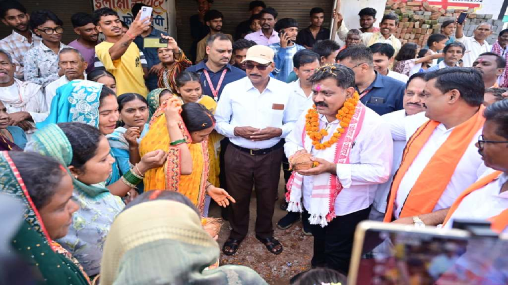 CG : बूढ़ा महादेव मंदिर से विजय शर्मा ने किया 18 किमी लंबी भोरमदेव पदयात्रा का शुभारंभ …