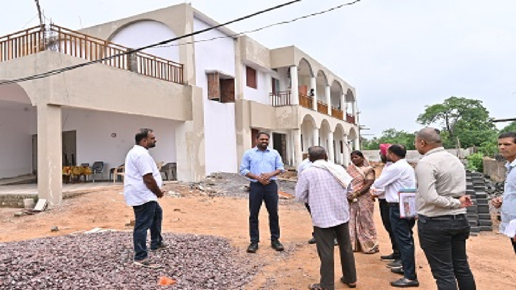 CG : कलेक्टर ने जनमन योजना अंतर्गत बनाए जा रहे आवासीय हॉस्टल का किया निरीक्षण …