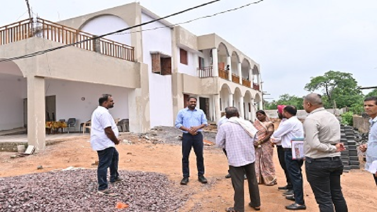CG : कलेक्टर ने जनमन योजना अंतर्गत बनाए जा रहे आवासीय हॉस्टल का किया निरीक्षण …