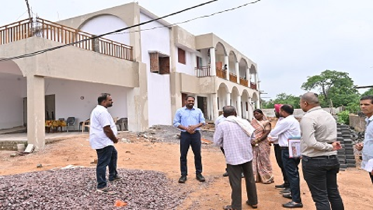 CG : कलेक्टर ने जनमन योजना अंतर्गत बनाए जा रहे आवासीय हॉस्टल का किया निरीक्षण …