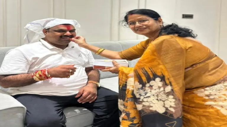 CG : दुर्ग महापौर ने शिक्षा मंत्री को बांधी राखी, दी रक्षाबंधन की शुभकामनाएं …