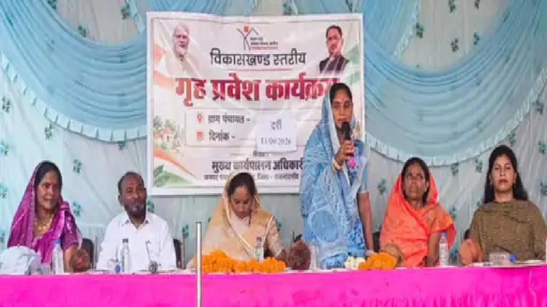 राजनांदगांव : हितग्राही को प्रतीकात्मक चॉबी देकर सम्मानित किया…