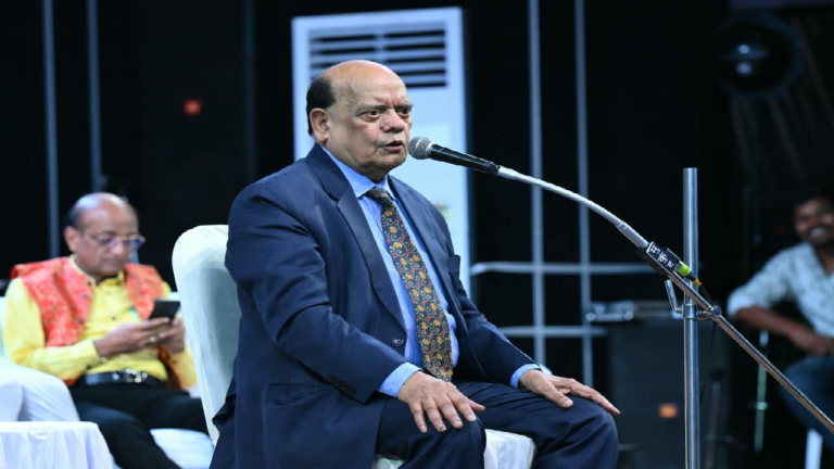 CG : चक्रधर समारोह में पद्मश्री सुरेंद्र शर्मा ने हास्य-व्यंग्य से खूब गुदगुदाया