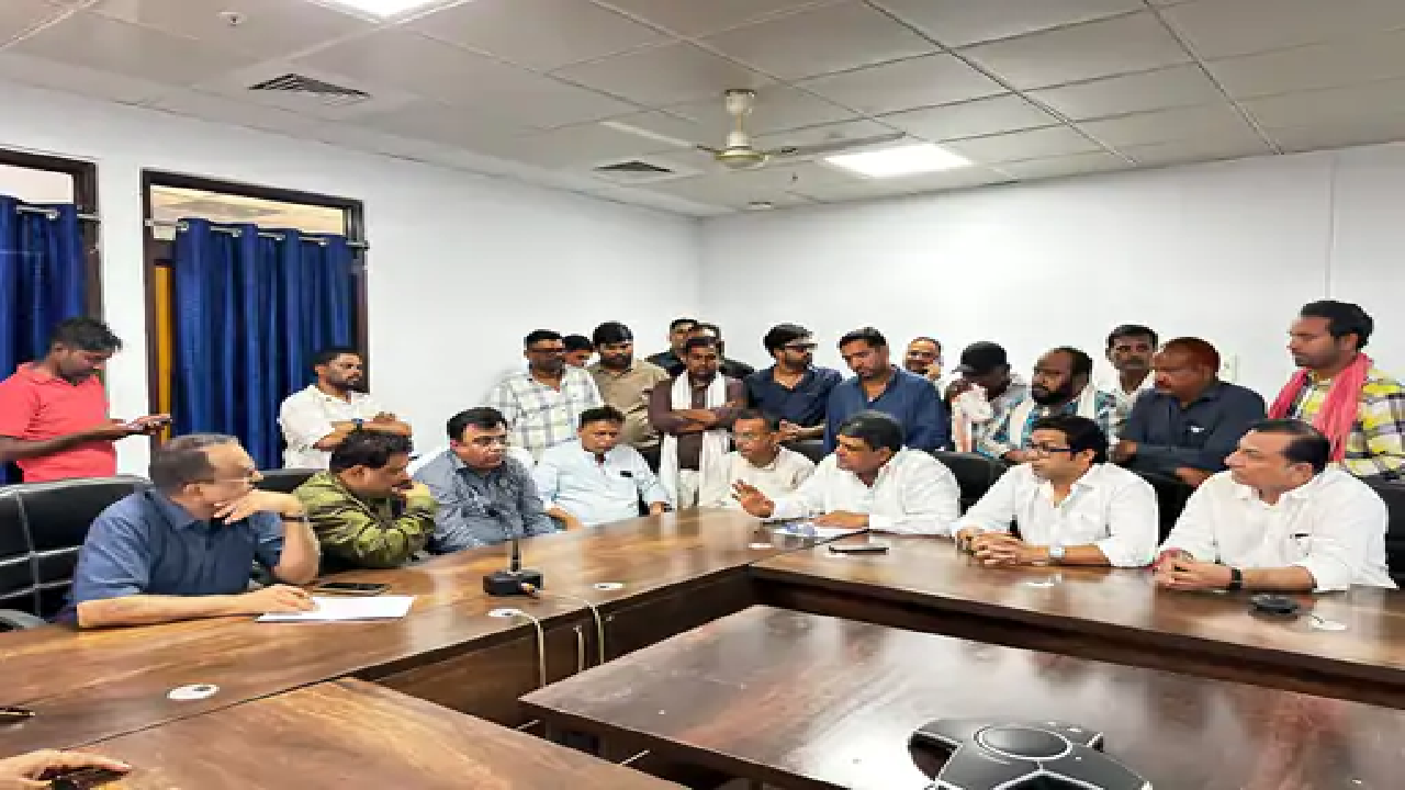 राजनांदगांव : अस्पताल अधीक्षक के चैंबर का एसी-पंखा बंद कराया, असुविधा को लेकर किया प्रदर्शन…