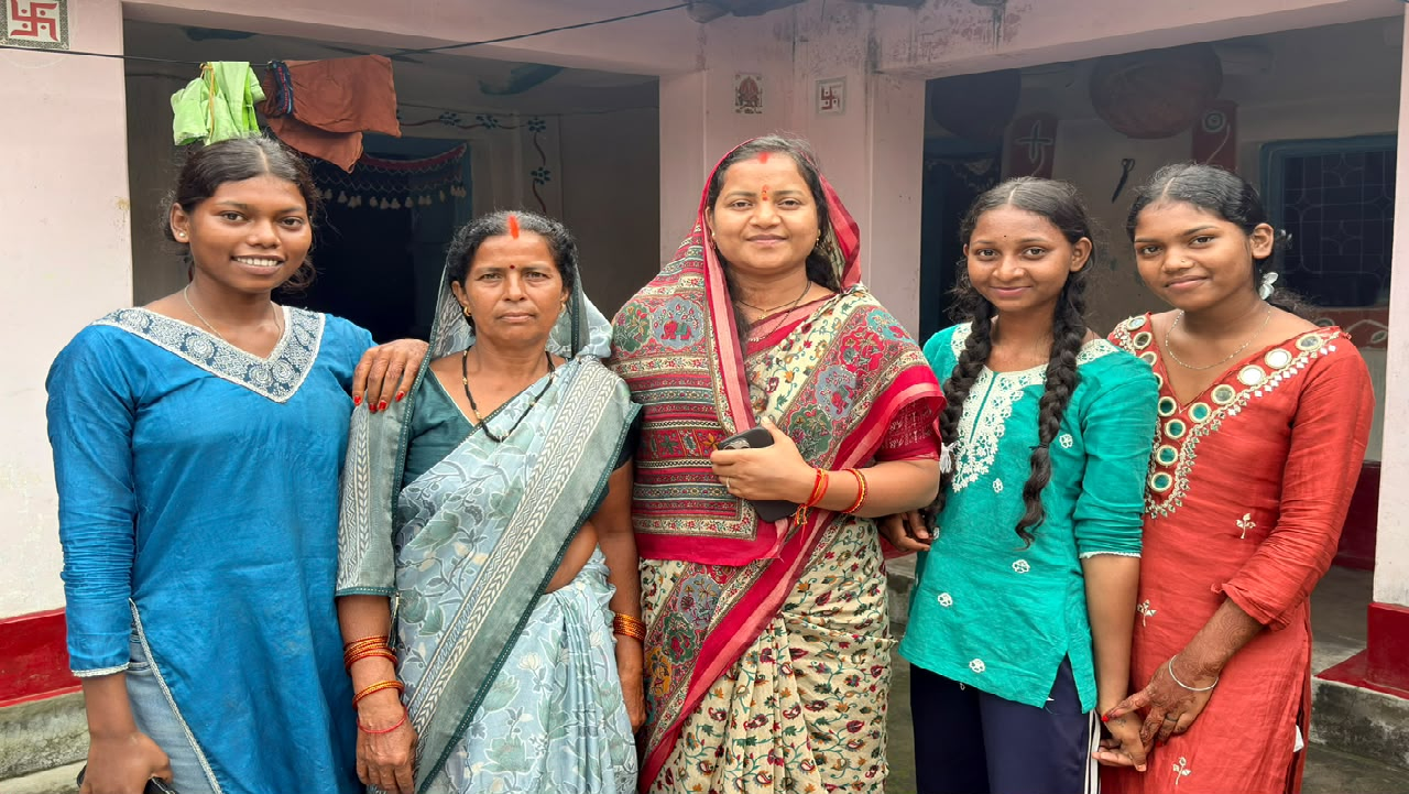 CG : मंत्री लक्ष्मी राजवाड़े पहुंचीं ग्राम कुंजनगर, महिलाओं से किया आत्मीय संवाद