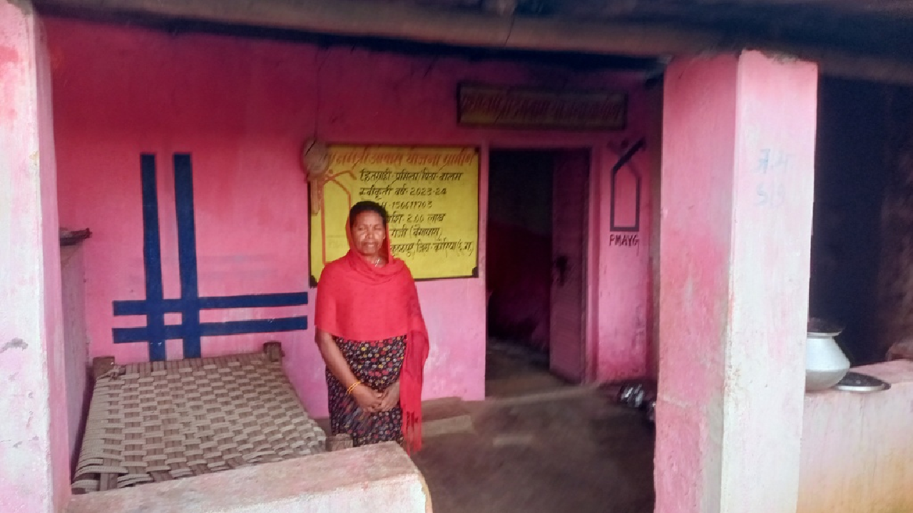 CG : ’सेवा की कहानी’ : कठिन रहा है टूटे परिवार से अपने मकान तक प्रमिला का सफर