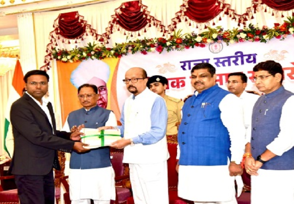 CG : राज्यपाल पुरस्कार से सम्मानित हुए सूरजपुर के शिक्षक गोपाल सिंह और योगेश साहू…