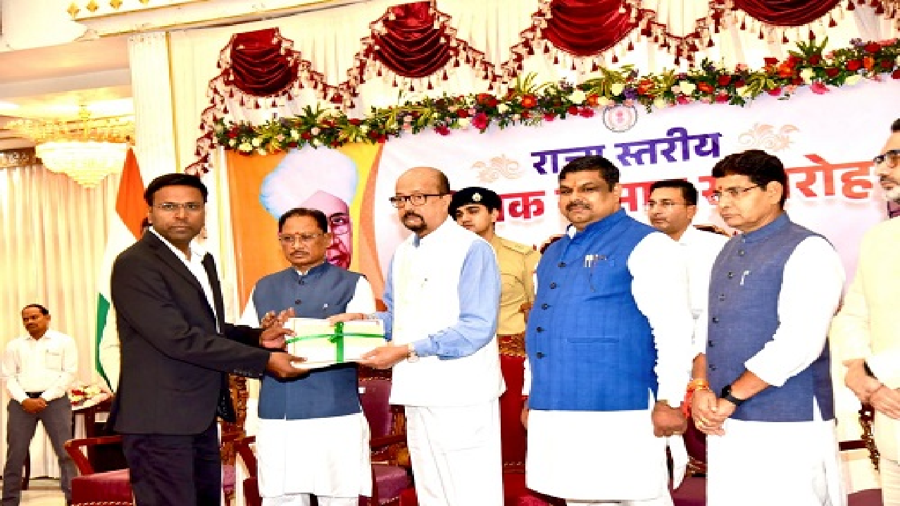CG : राज्यपाल पुरस्कार से सम्मानित हुए सूरजपुर के शिक्षक गोपाल सिंह और योगेश साहू…