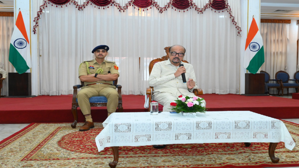 CG : राज्यपाल डेका ने विद्यार्थियों से किया संवाद, दिए सफलता के मंत्र