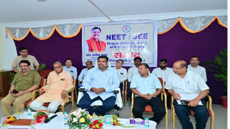 CG : शिक्षा मंत्री यादव ने सुपर-80 के चयनित विद्यार्थियों और पालकों से किया संवाद…