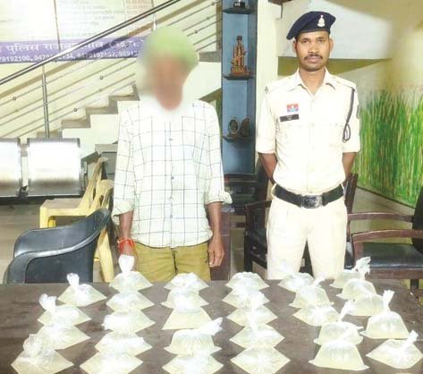 राजनांदगांव : श्मशान घाट में महुआ शराब बेचने वाला बंदी…
