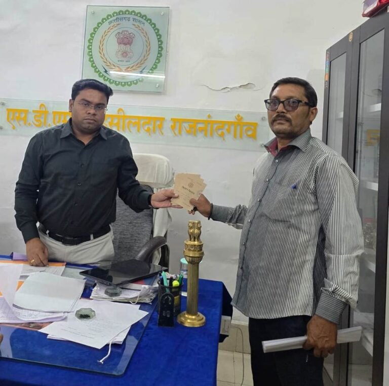 राजनांदगांव : कलेक्टर जनदर्शन में शिकायत पर त्वरित कार्रवाई, आवेदक को मिली ऋण पुस्तिका