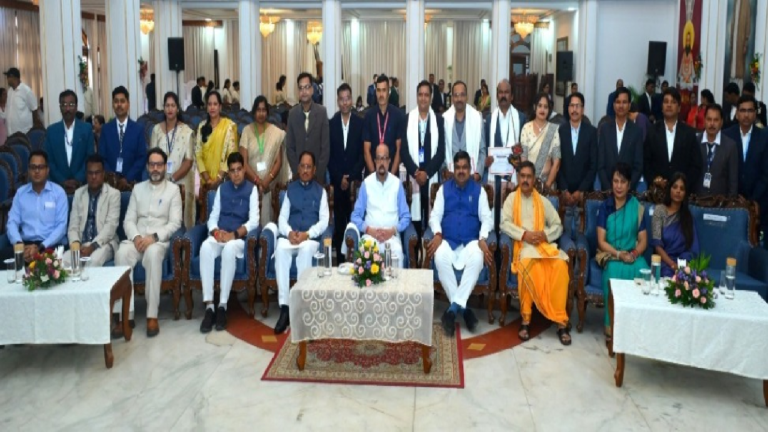 CG : AI के युग में शिक्षक बनें मार्गदर्शक, विद्यार्थियों को दें सही दिशा : राज्यपाल डेका …
