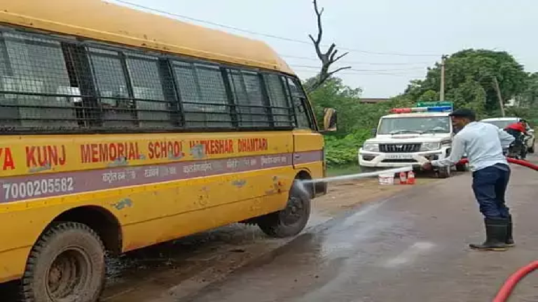 CG : स्कूली बस में लगी आग, 28 लोग बाल-बाल बचे …