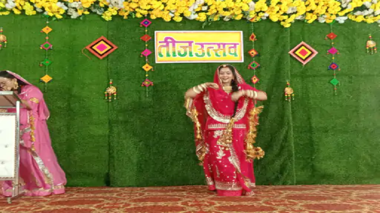 राजनांदगांव : तीज महोत्सव: पारंपरिक परिधानों में सजीं महिलाएं, सांस्कृतिक प्रस्तुति दी …