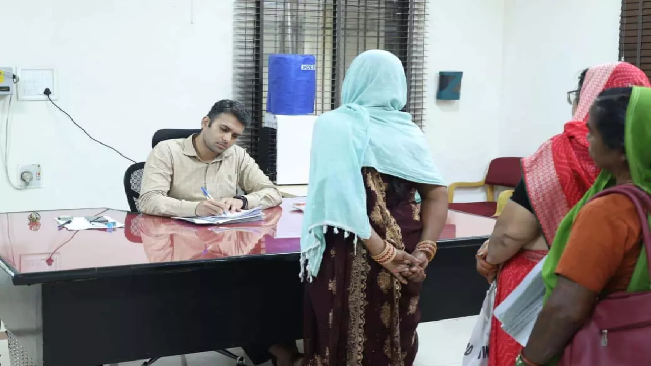 CG : जनदर्शन में कलेक्टर ने सुनी लोगों की समस्याएं…