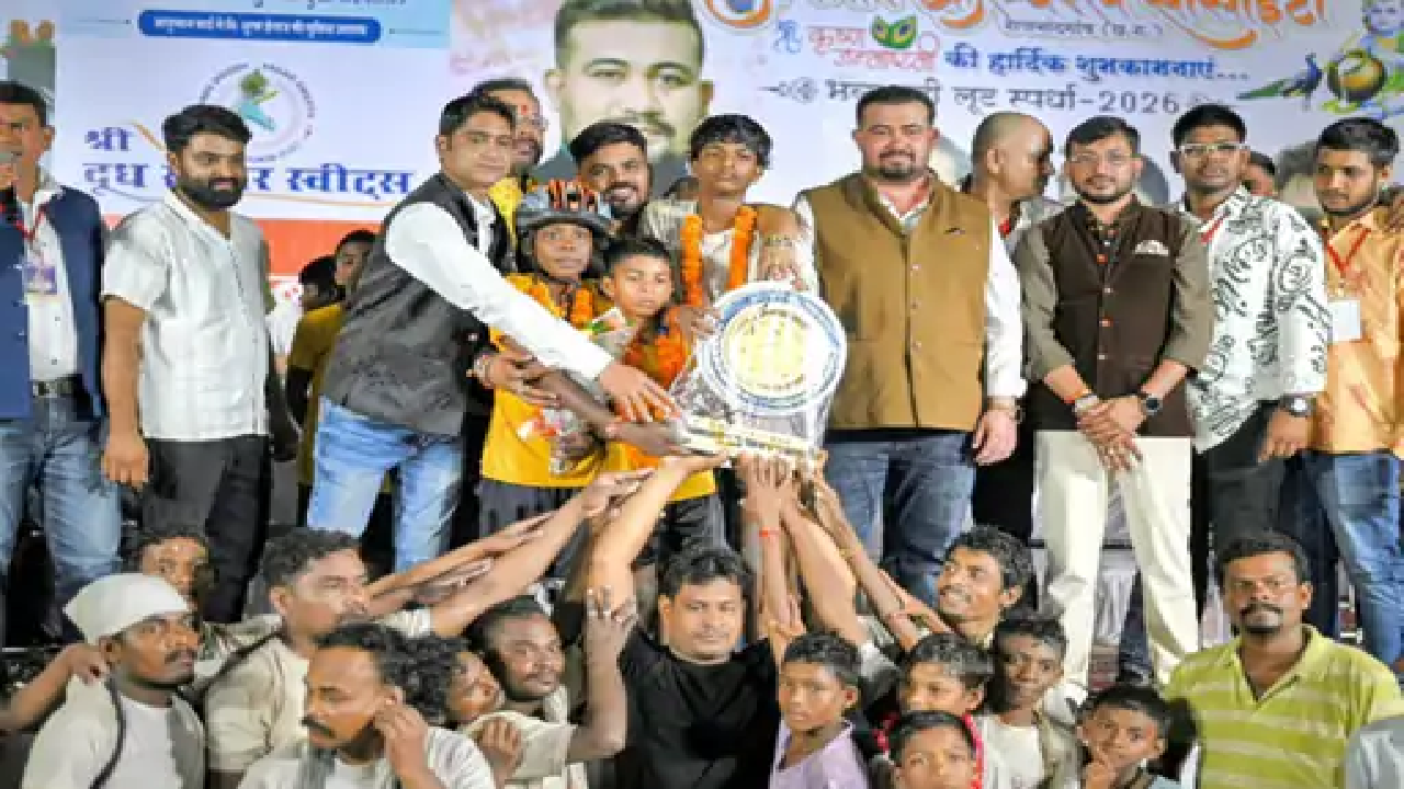 राजनांदगांव : महोत्सव: दही हांडी देखने उमड़े लोग, कौड़ीकसा की टोली ने लूटी हांडी …