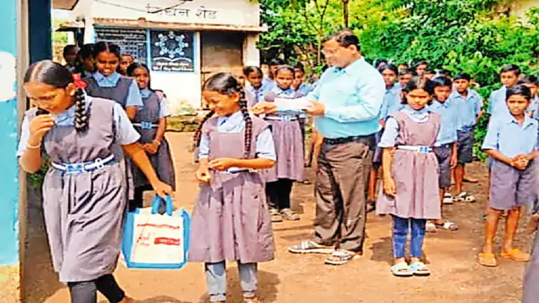 राजनांदगांव : ज्ञानदीप सम्मान मिलने पर खिलाई मिठाई ...