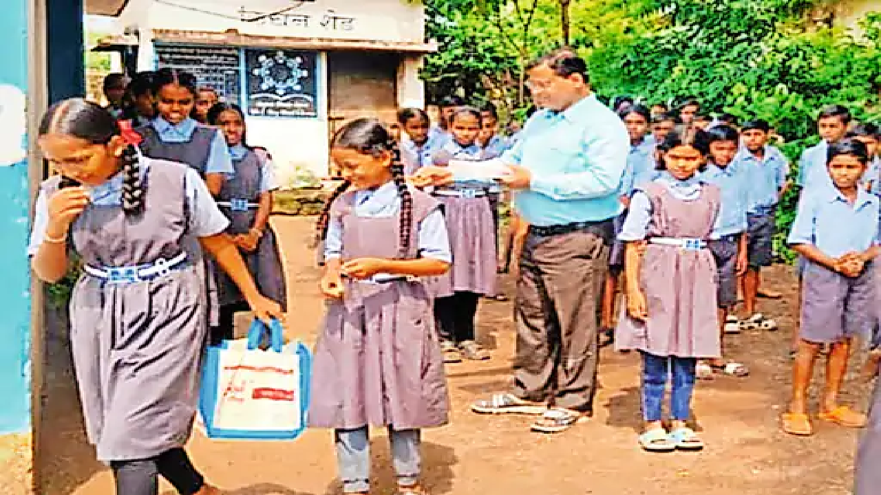 राजनांदगांव : ज्ञानदीप सम्मान मिलने पर खिलाई मिठाई ...