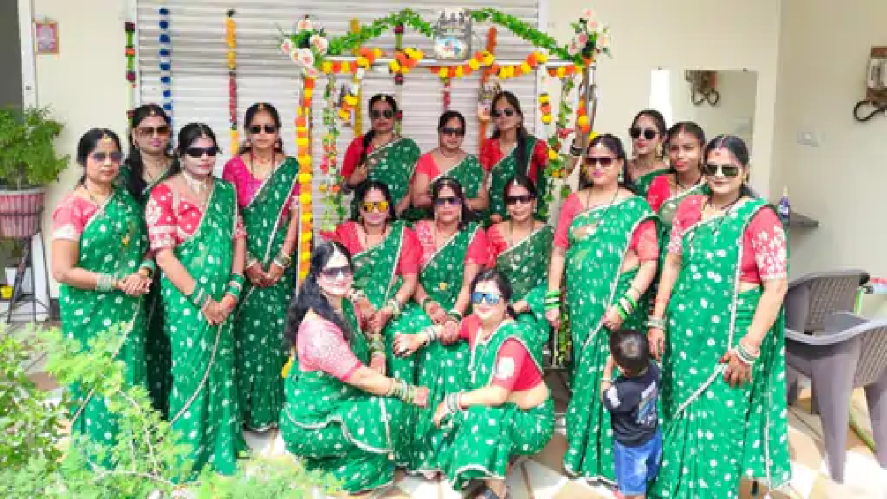 राजनांदगांव : हाथों में मेहंदी रचाई, गीत गाए, झूला झूलीं, नृत्य कर मनाया सावन महोत्सव ...