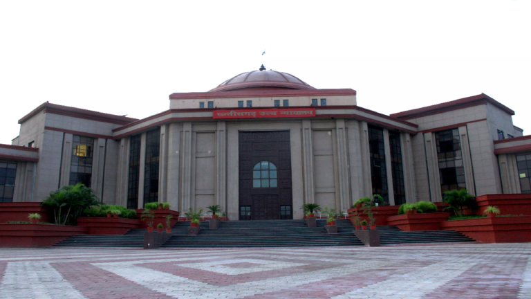 CG : बर्खास्त कर्मचारी को राहत, विभागीय जांच की पूरी नोटशीट देने हाईकोर्ट का आदेश …