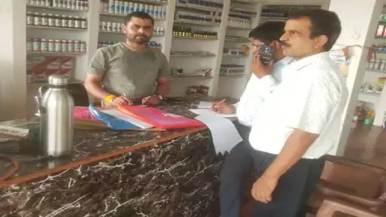 CG : खाद की कालाबाजारी पर शिकंजा, दो दुकानों को नोटिस जारी …