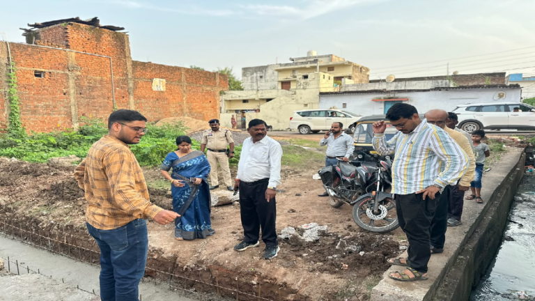 Durg : नाली निर्माण में गड़बड़ी पर महापौर ने रुकवाया काम, ठेकेदार को लगाई फटकार,