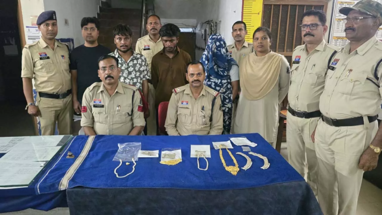 CG : लाखों की चोरी का खुलासा, महिला समेत 4 आरोपी गिरफ्तार …