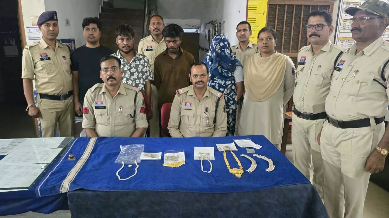 CG : लाखों की चोरी का खुलासा, महिला समेत 4 आरोपी गिरफ्तार …