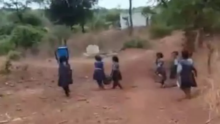 CG : पढ़ने आए मासूमों से धुलवाए जा रहे बर्तन, VIDEO ने खोल दी स्कूल की व्यवस्था की पोल …